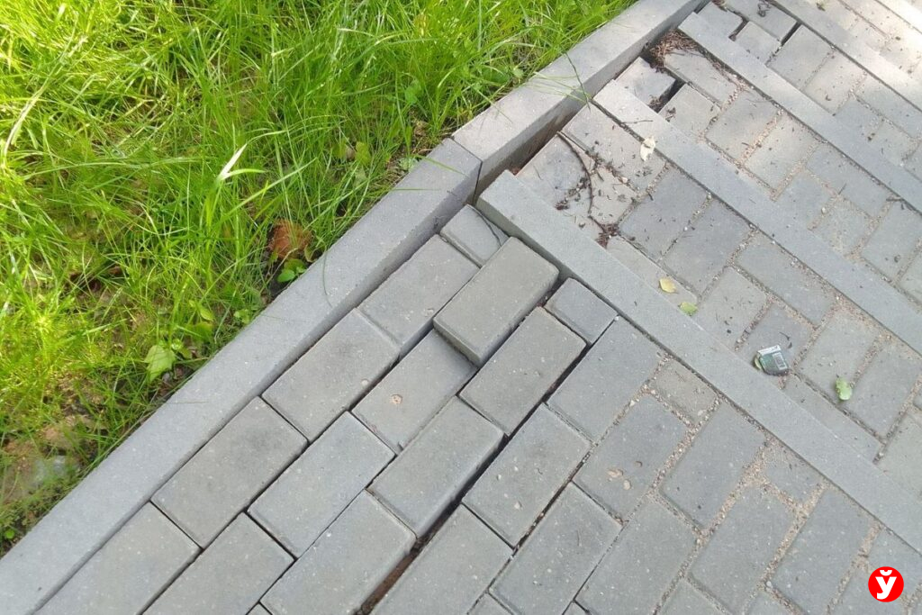 В Логойске после дождей разрушается лестница? Проверили, в каком она состоянии на самом деле