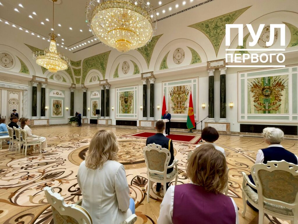 Лукашенко: молодежи важно быть не только умной, но и преданной Родине