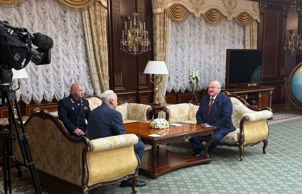 Лукашенко вручили медаль в честь 80-летия Великой Победы