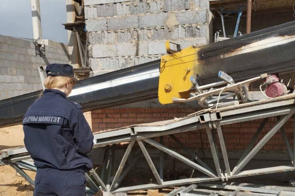 Башенный кран рухнул на стройке в Слуцком районе — погиб рабочий