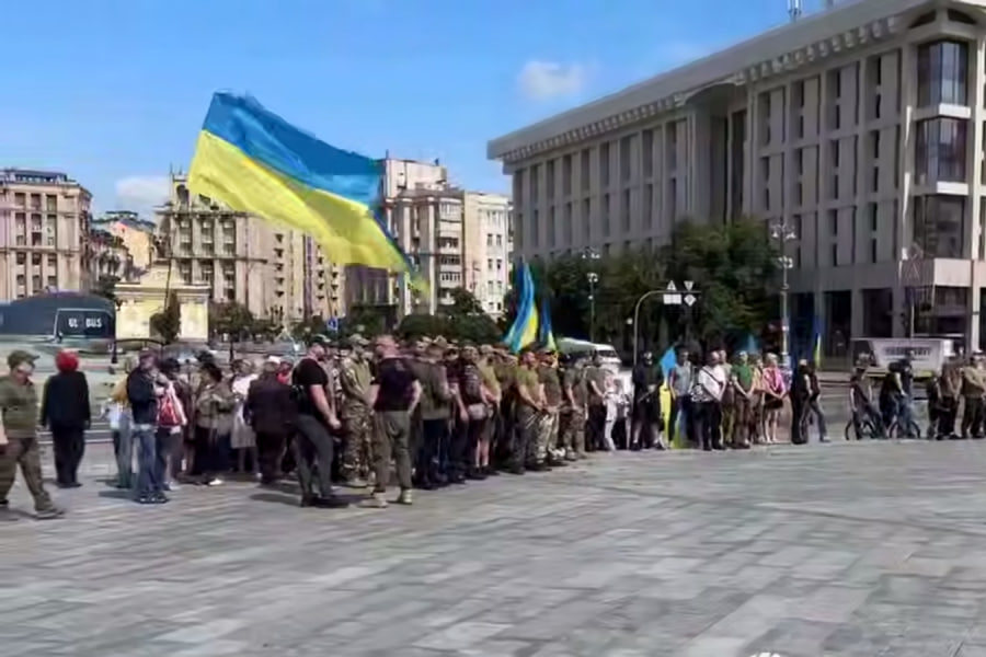 Жители Украины вышли на массовый протест на Майдане, обвиняя власти в коррупции