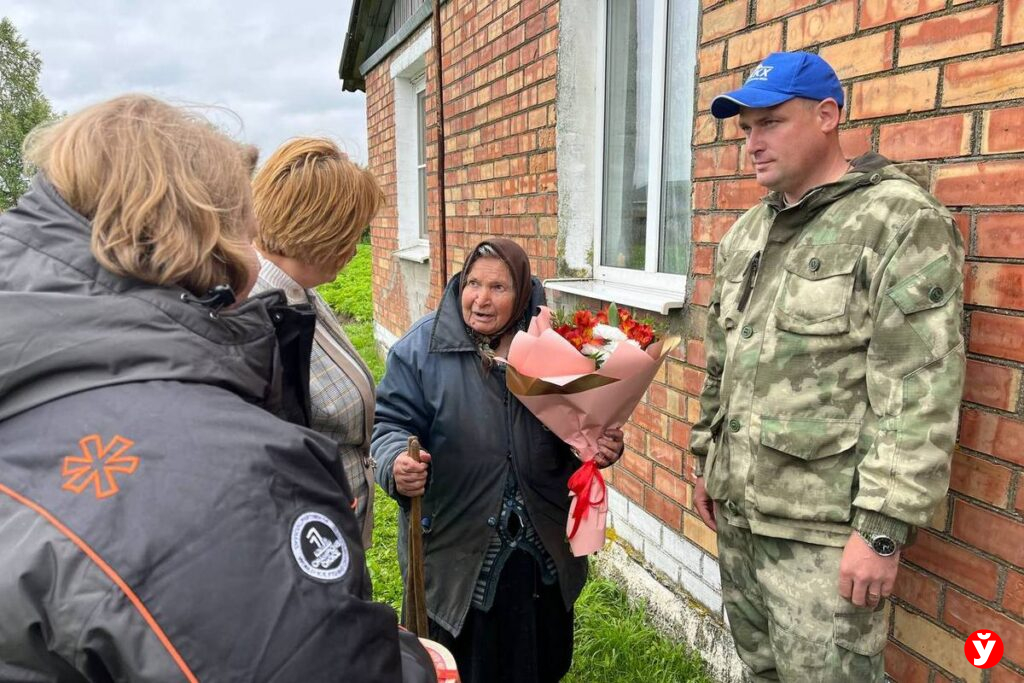 В Червенском районе благоустроили мемориал и помогли пенсионерке навести порядок на участке