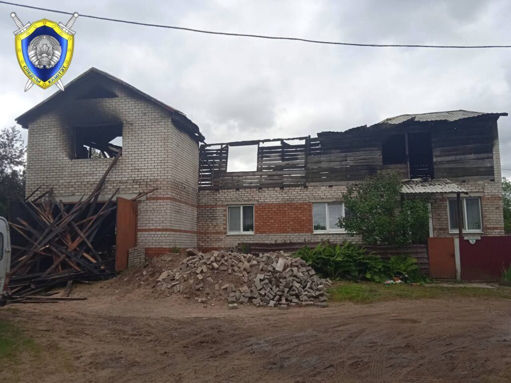Следователи работают на месте пожара в борисовских Углах. Узнали подробности