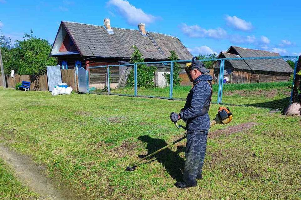 По 7 гектаров в сутки, но косы подводят. Как березинец решает проблемы сельчан с бурьяном