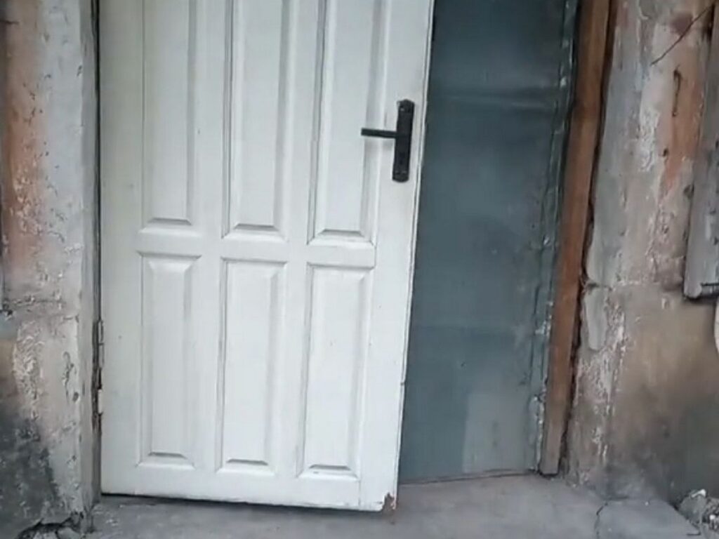 «Притащили непонятную дверь и установили». Что не так с входом в подъезд одного из домов Борисова