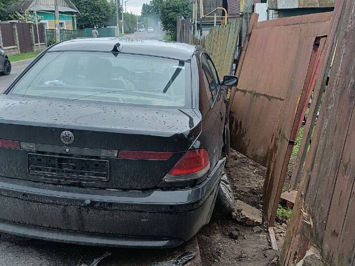 В Смолевичах пьяный водитель BMW протаранил забор — в машине были дети