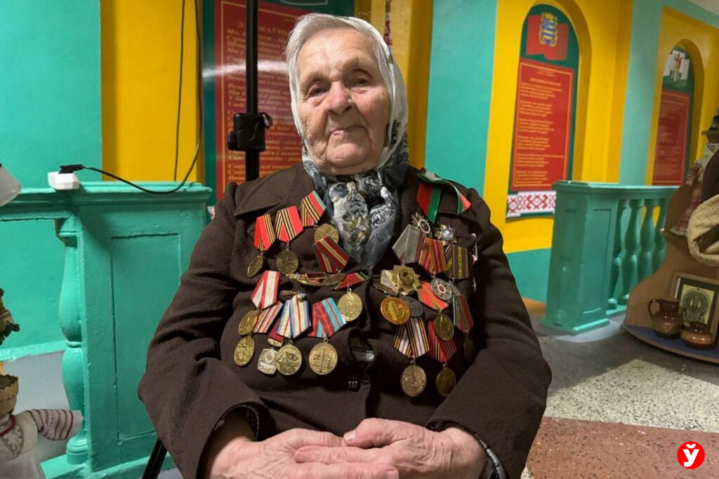 Стала на колени, чтобы сказать спасибо за мир: как 99-летняя ветеран ВОВ хранит память о Победе