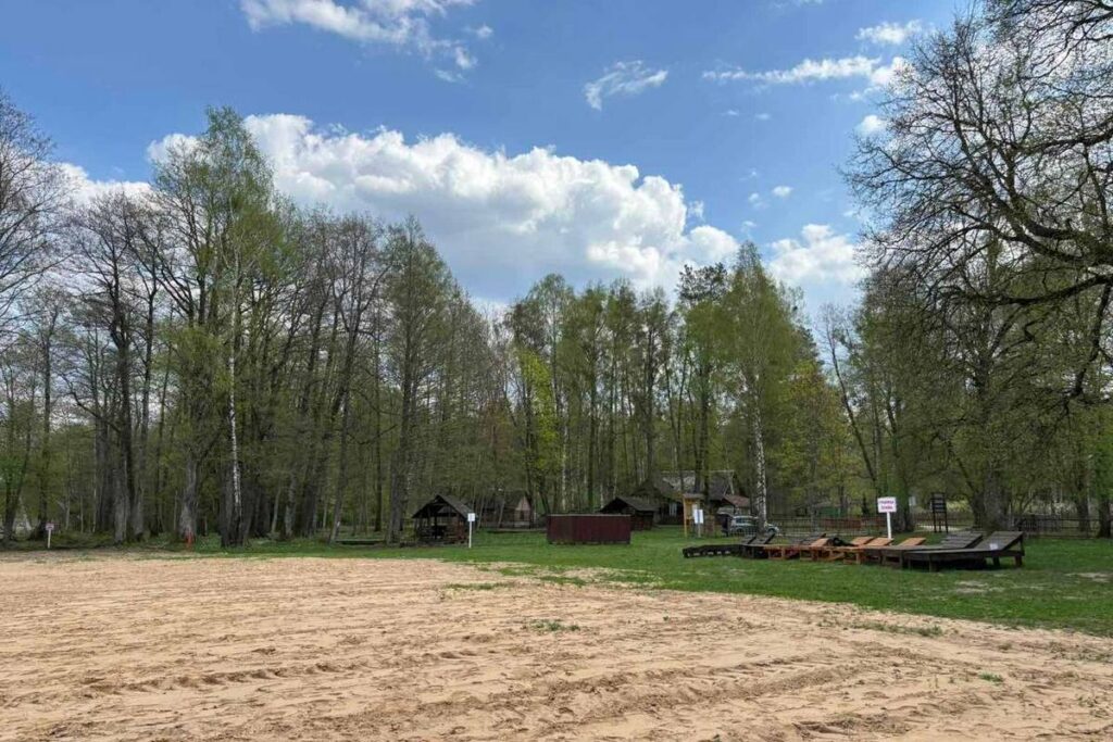 пляж на озере Кромань