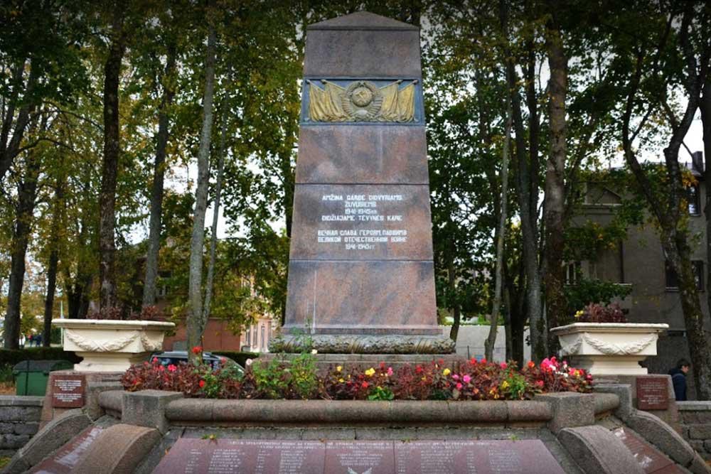 Дважды убитые: как Литва стирает имена павших героев
