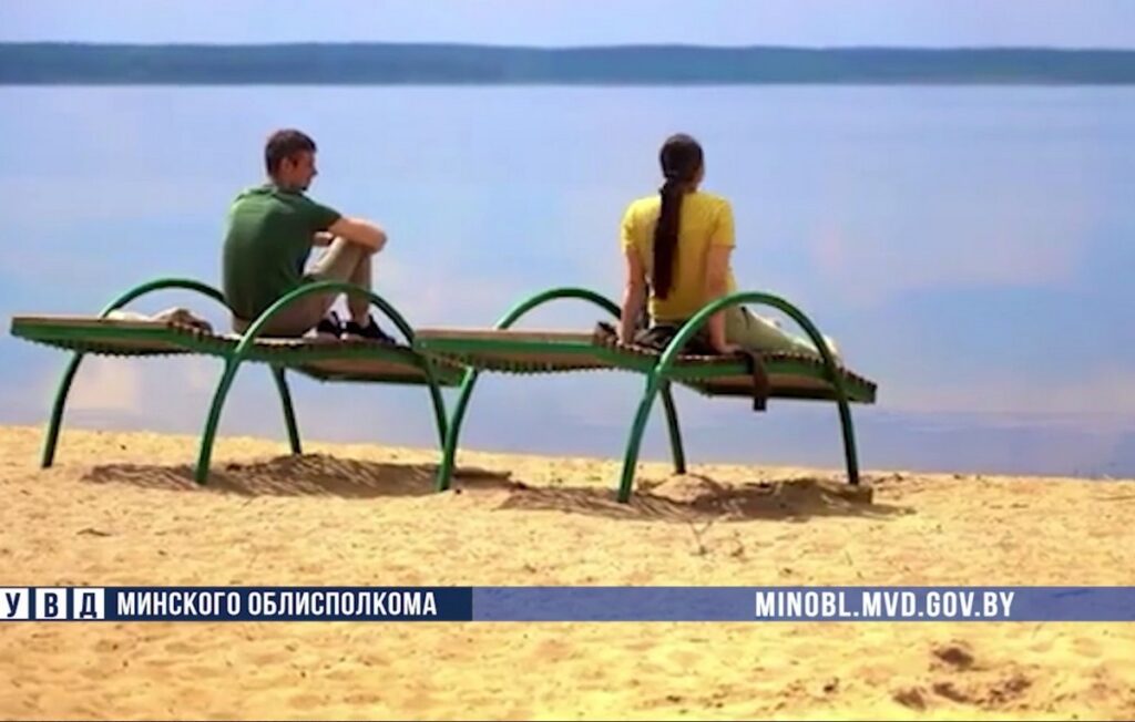 Мужчина приставал к малолетнему на пляже Минского моря. Он задержан