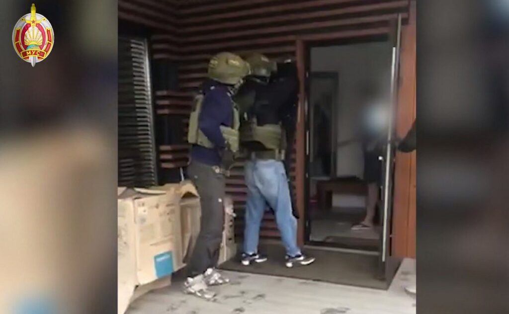 Двое аферистов выманили у минчанина почти 900 тысяч долларов. Сеть накрыли силовики