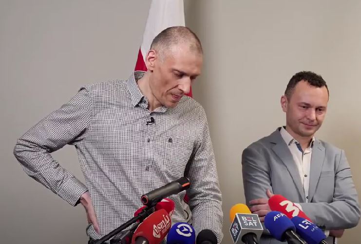 Больше артистизма! — Азарёнок оценил игру Тихановского в новом политическом бестселлере