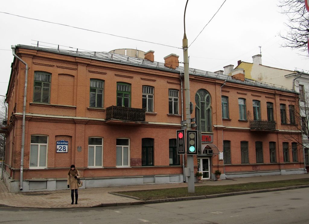 В доме с нестандартным окном в Минске продают стильную квартиру