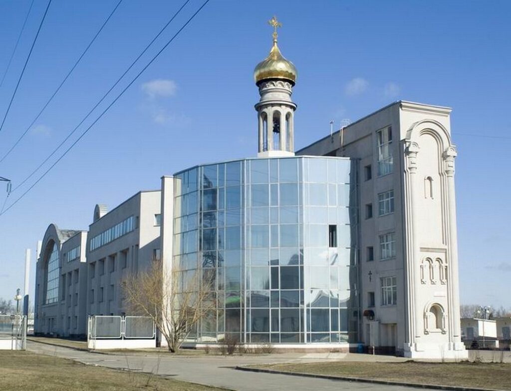 На торги выставили знаменитый спорткомплекс с церковным куполом на крыше