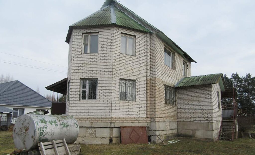 В Минской области на аукцион выставили двухэтажный коттедж с бильярдом и гаражом