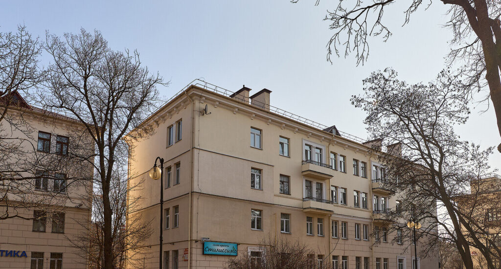 Смотрим минскую квартиру с двумя вариантами света и белым интерьером