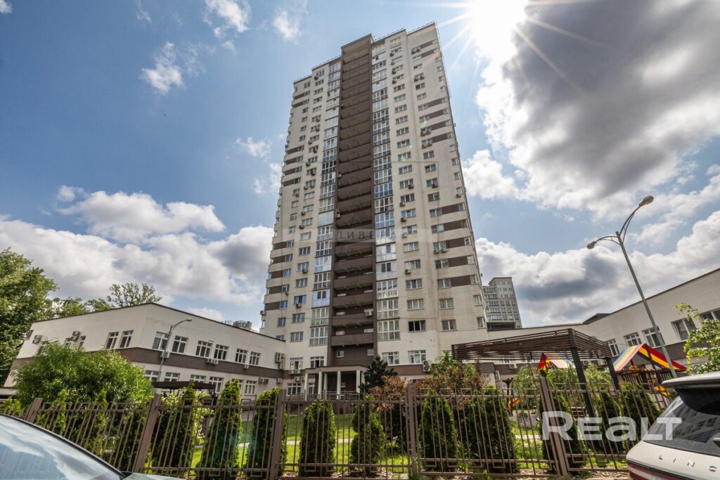 В Минске продают двухцветную квартиру. Оценили минималистичный интерьер