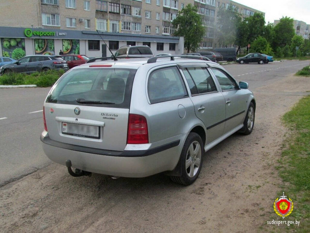 В Рогачеве по следу обуви нашли хулигана, поцарапавшего автомобиль