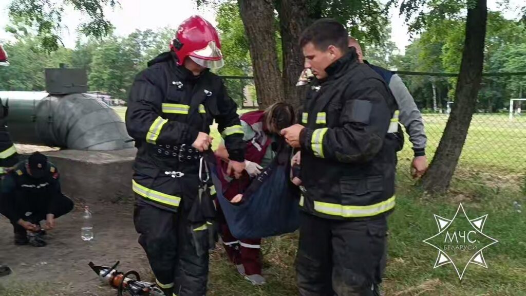 Металлический штырь впился в ногу — спасатели помогли подростку-велосипедисту
