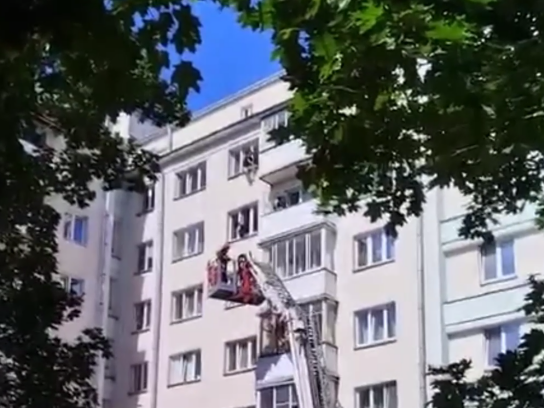В Минске спасатели сняли мужчину с подоконника седьмого этажа