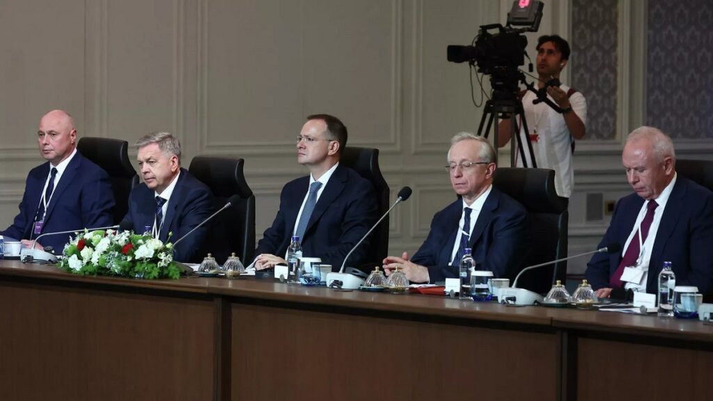 Мединский: Россия предложила Киеву передать 3 тысячи тел украинских военнослужащих