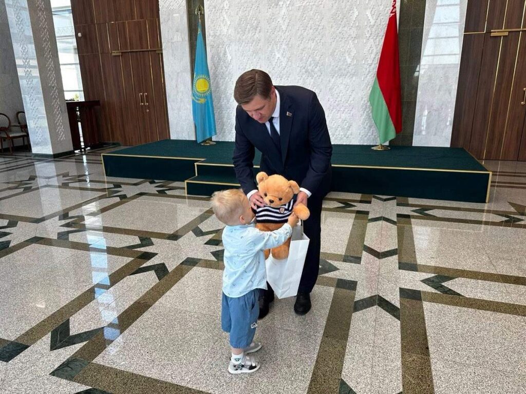 Белорусского ребенка, которого пытались скрыть в Караганде, вернули из Казахстана в Беларусь
