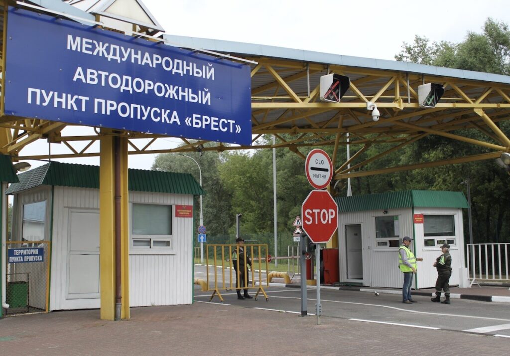 Очереди на границе: почти тысяча легковых авто ожидают въезда в Польшу через Брест