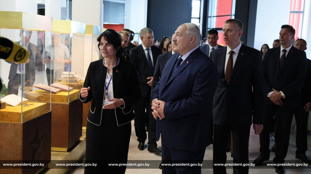Лукашенко: экспозиция музея Славы Могилевщины показывает тернистый путь белорусов к независимости