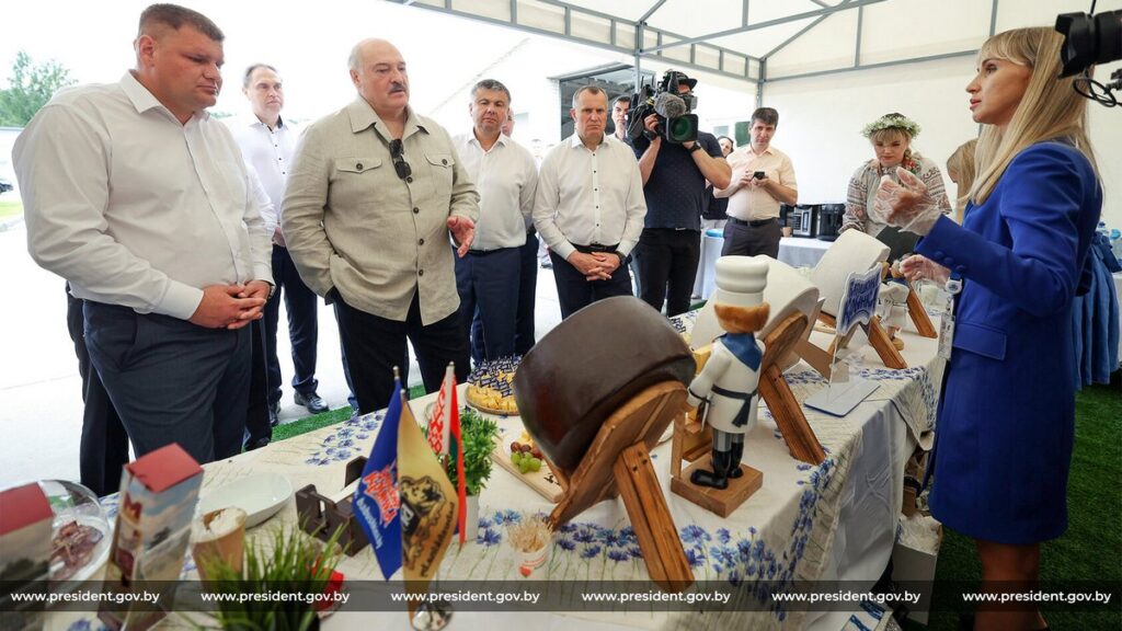 «Без запаха и привкуса»: Лукашенко сравнил белорусское козье молоко с тем, что пил у Путина