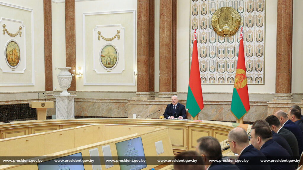 Лукашенко потребовал активнее защищать позиции Беларуси на перенасыщенном рынке России