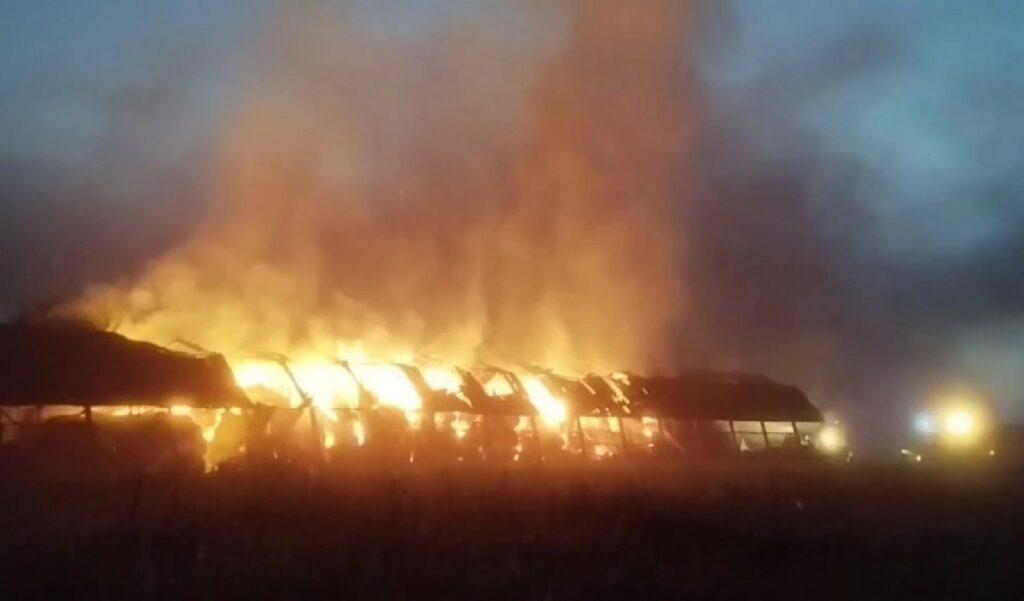 В Мядельском районе спасатели тушат пожар на сенохранилище