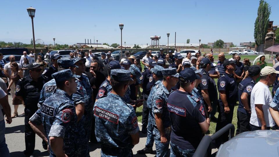 Гранты в обмен на души: вступление Армении в ЕС начинается с войны против церкви