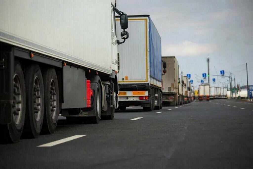 ГПК: за выходные дни очередь легкового транспорта на въезд в Польшу увеличилась в шесть раз