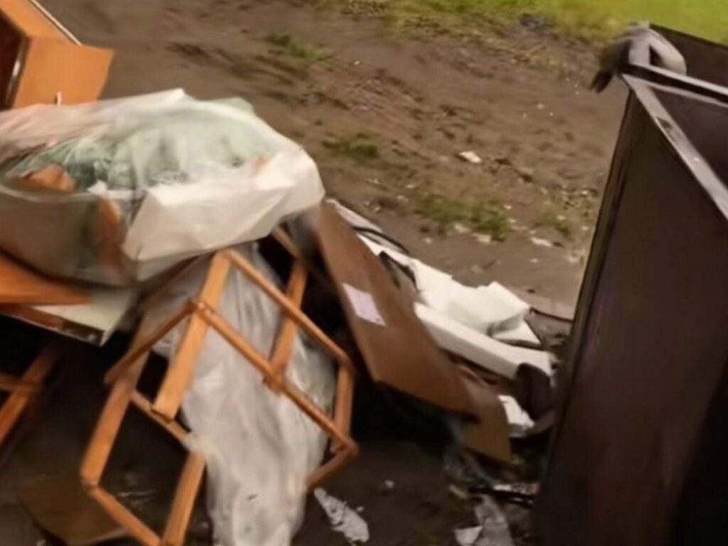 Очередной блогер из Борисова продолжает снимать мусор у подъезда: виновных накажут