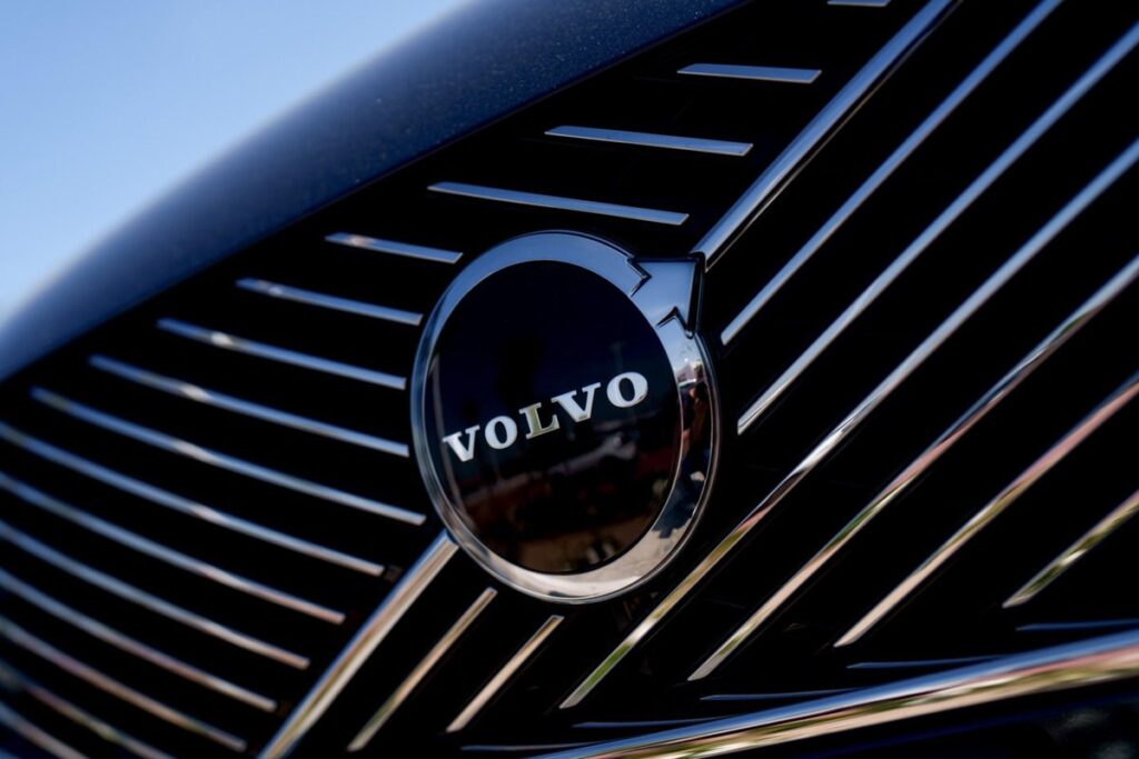Прибыль Volvo Cars во II квартале упала почти втрое