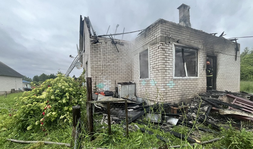 Под Витебском мужчина из ревности поджег дом — погиб человек