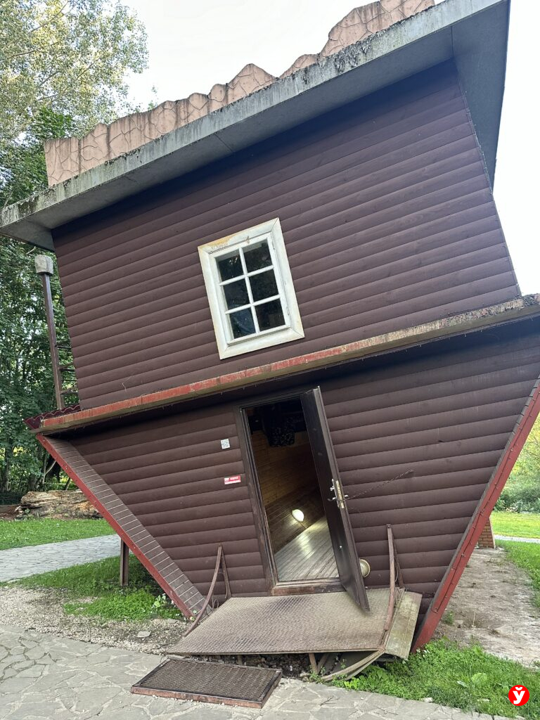 перевернутый дом