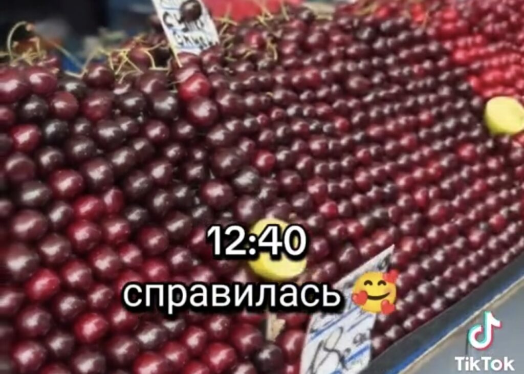 Пирамида из черешни на Комаровке собрала полтора миллиона просмотров в сети