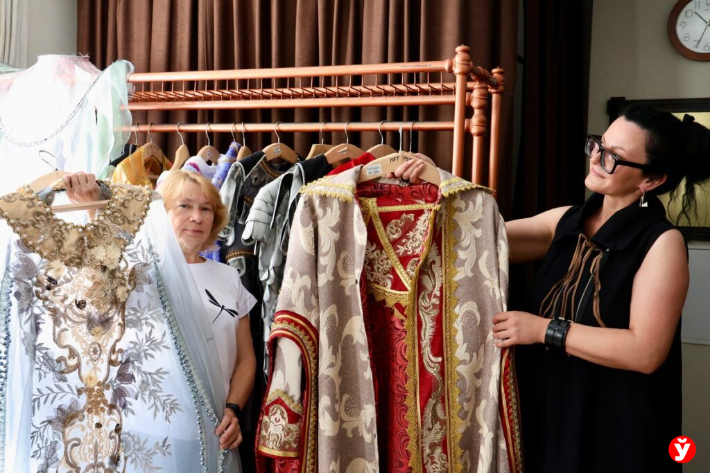 Поговорили с героями закулисья, которые могут спасти спектакль тарелкой и превратить воду в самогон