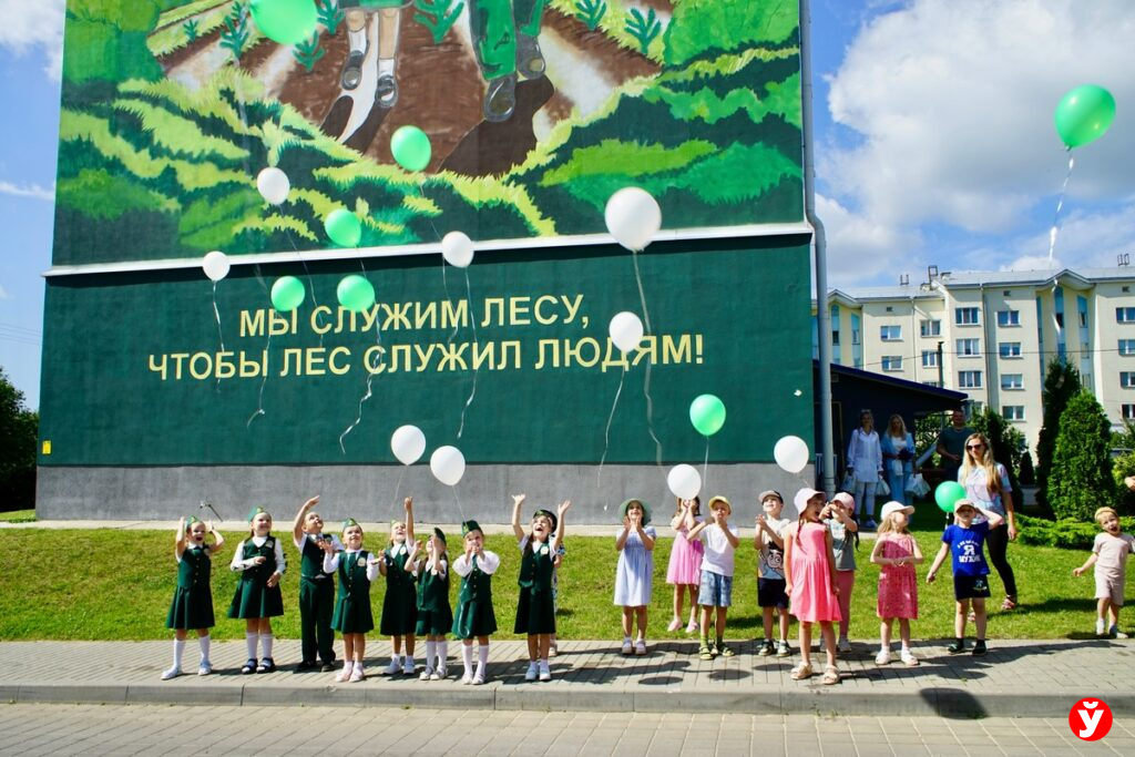 Лесовод и девочка преобразили многоэтажку в Копыле