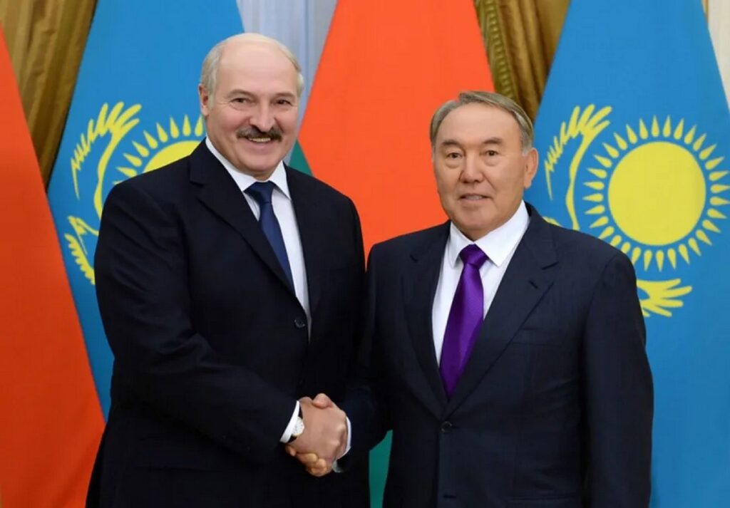 Лукашенко поздравил первого президента Казахстана Нурсултана Назарбаева с юбилеем  
