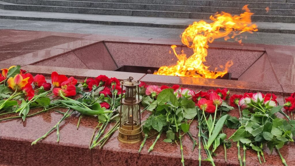 Выход к монументу на площади Победы временно закрыли
