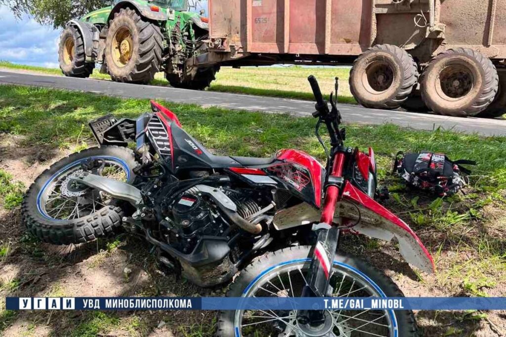 Под Воложином мотоцикл вылетел на встречную полосу и врезался в трактор