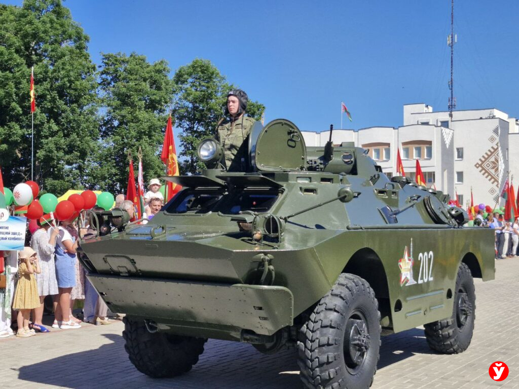 Фотофакт. Парад военной техники прошел в Старых Дорогах 3 июля