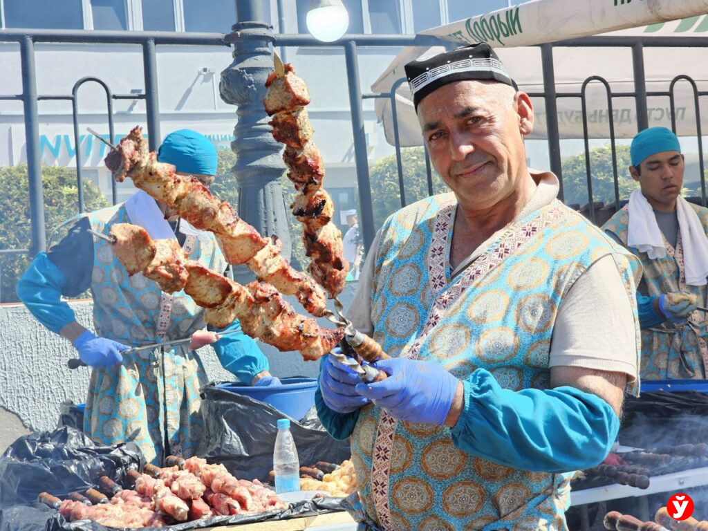 Дядя Алик из Ташкента бесплатно угощает пловом и шашлыком на празднике в Борисове