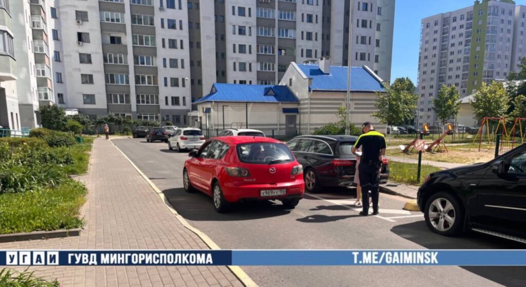 Во дворе на Щорса под колеса Mazda попал 12-летний мальчик
