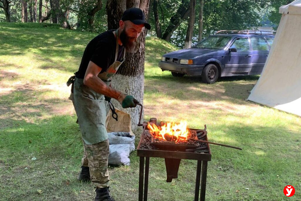 В День Независимости в Крупках ковали подковы на счастье