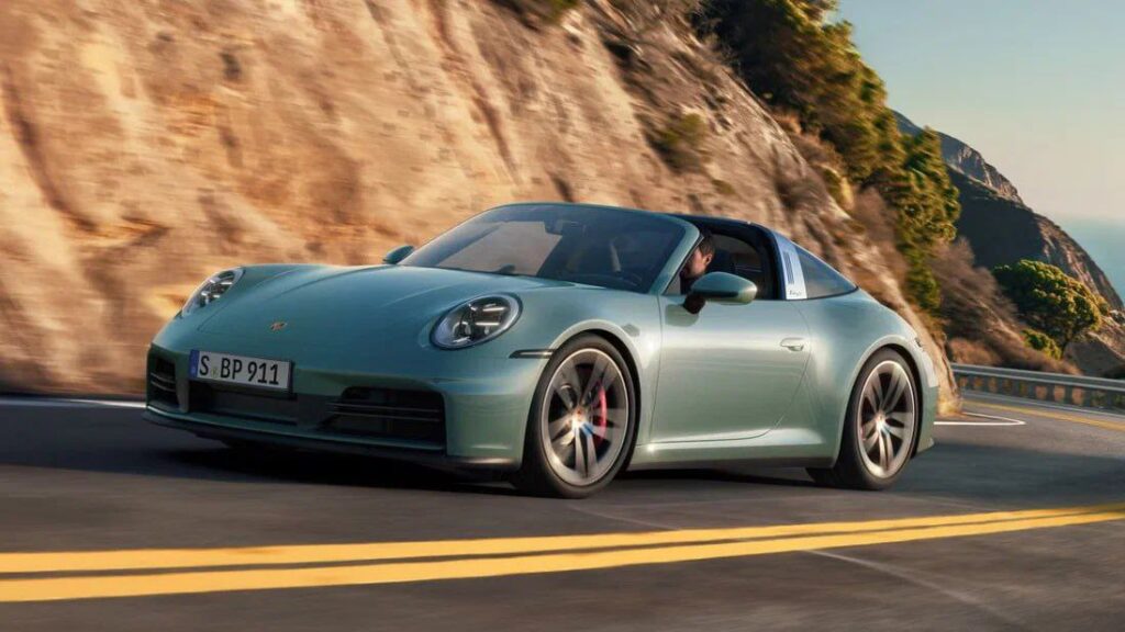 Обновленный Porsche 911 обзавелся тремя новыми версиями с полным приводом