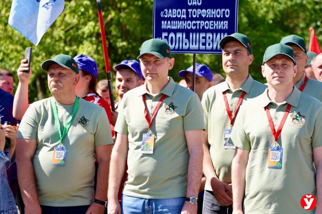 Праздник в Правдинском — стартовал турнир по торфяному футболу