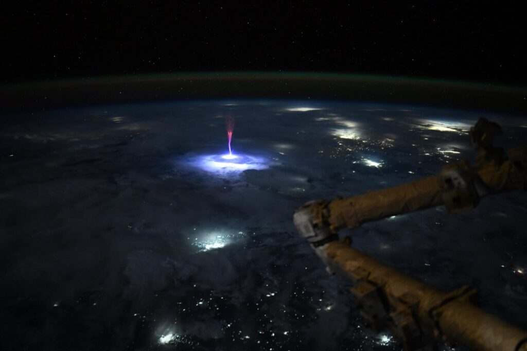 Астронавт NASA запечатлела редкое атмосферное явление — спрайт